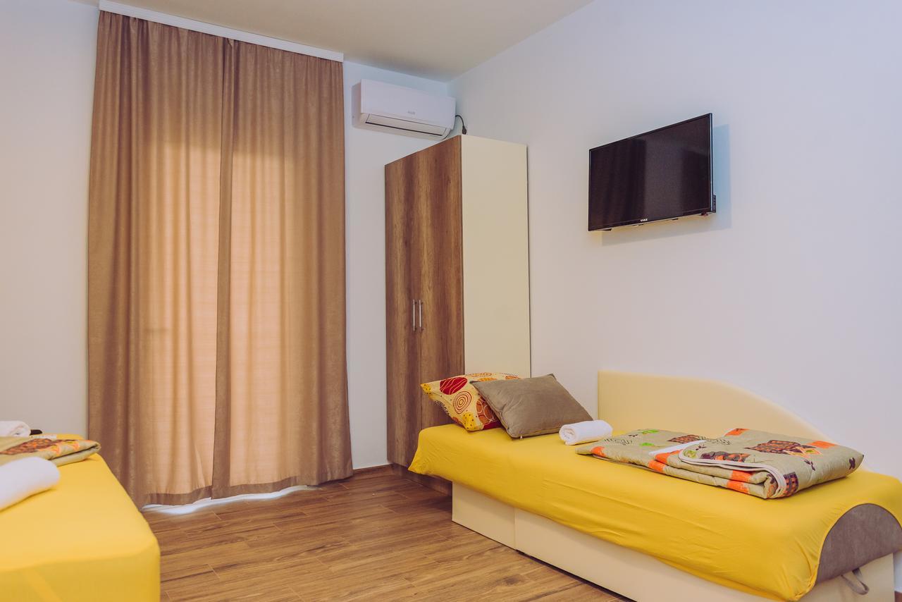 Apartments Krstovic Сутоморе Екстер'єр фото